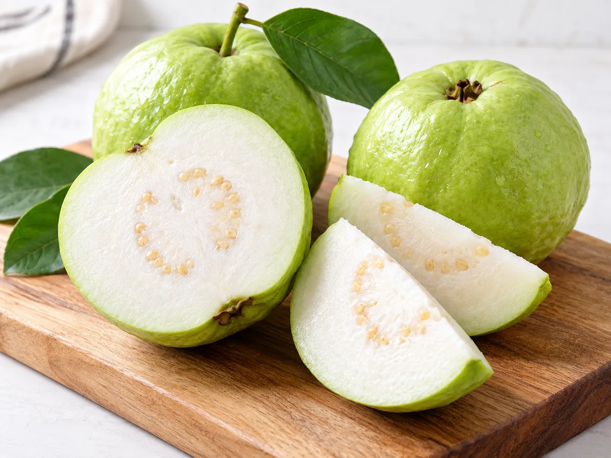 Jambu kristal (Crystal Guava) utuh dan irisan berdaging putih dengan sedikit biji